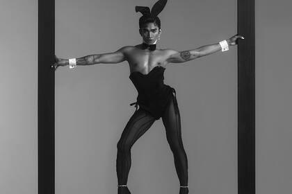 Playboy впервые снял для обложки гея в корсете и на каблуках