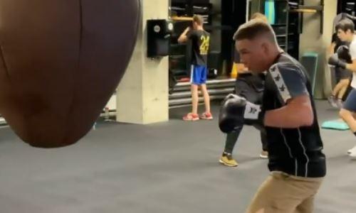 Экс-чемпион WBC из Казахстана показал видео с очередной тренировки