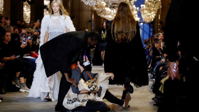 Климатические активисты сорвали показ мод Louis Vuitton в Париже
                06 октября 2021, 16:52