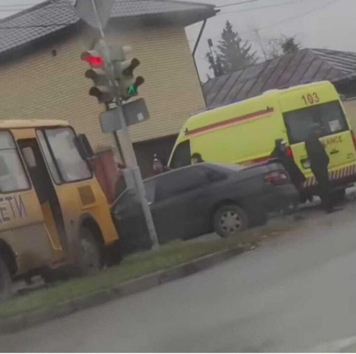 КамАЗ столкнулся со школьным автобусом в Павлодаре