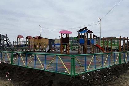 Пятилетнюю россиянку насмерть задавило качелями на новой детской площадке