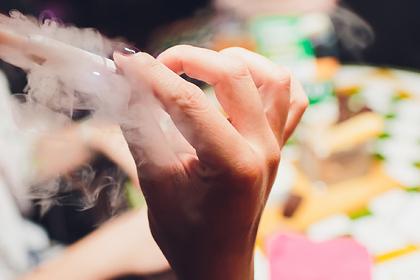 В электронных сигаретах нашли сотни неизвестных веществ