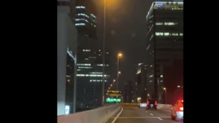 Житель Токио снял на видео раскачивающиеся во время землетрясения столбы
                08 октября 2021, 07:23
