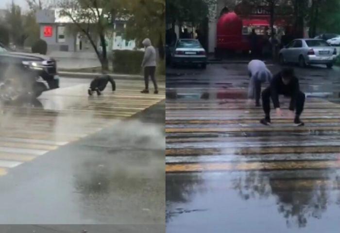 В Аксу двое парней ради пранка отжимались на пешеходном переходе