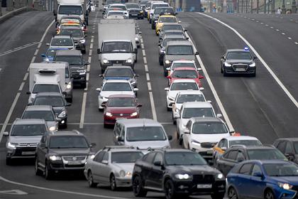 Российских водителей предупредили о штрафе за перестроение без поворотника