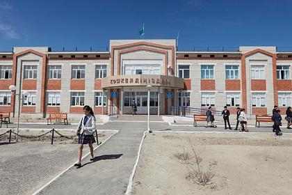 Казахским школьницам запретили ходить на уроки в брюках
