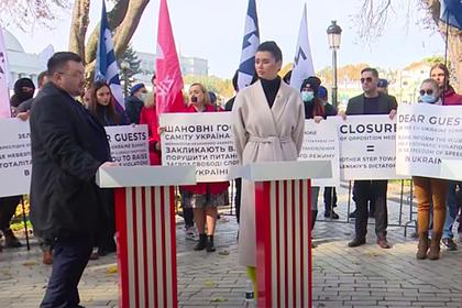 Журналисты закрытых СМИ вышли на акцию протеста в день саммита Украина — ЕС