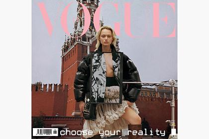 На обложку иностранного Vogue поместили модель с голой грудью на фоне Кремля