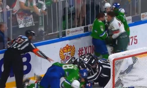 Хоккеисты соперников «Барыса» по Востоку КХЛ устроили массовую потасовку. Видео