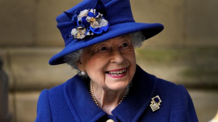 Королева Елизавета II впервые появилась на публике с тростью
                13 октября 2021, 08:20