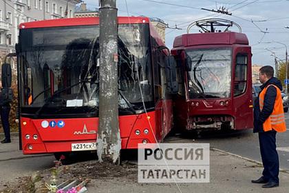 Восемь человек пострадали в ДТП с трамваем и автобусом в российском городе