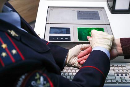 Российская полицейская украла золотой браслет у задержанной