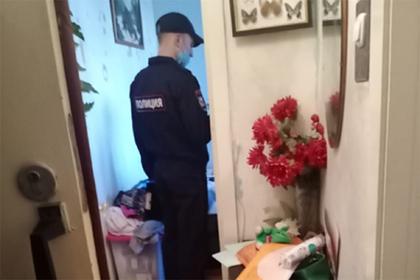 Четверых детей на сутки заперли в захламленной квартире в российском городе