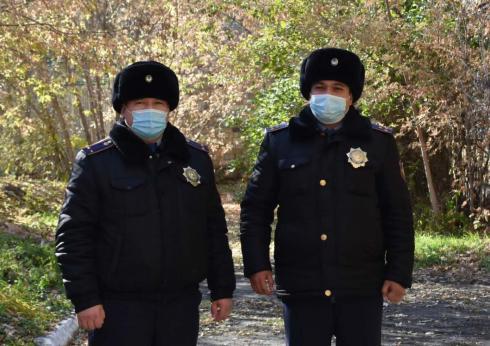 Полицейские вынесли детей из горящего подъезда в Караганде
