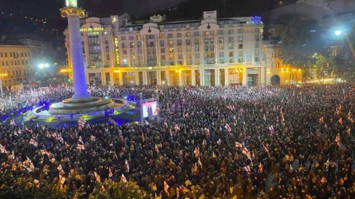 Десятки тысяч людей вышли в центр Тбилиси с требованием освободить Саакашвили
                15 октября 2021, 05:25