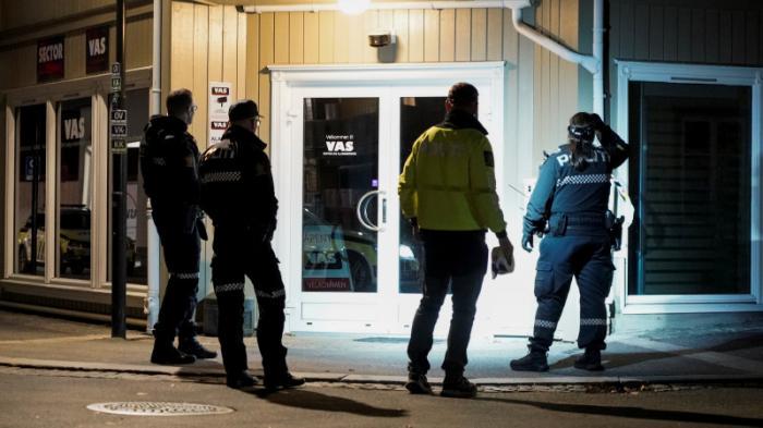 Опубликовано фото мужчины, застрелившего из лука пятерых человек в Норвегии
                15 октября 2021, 06:35
