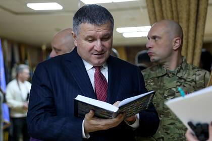 Аваков призвал рассмотреть военный сценарий возвращения Крыма и Донбасса