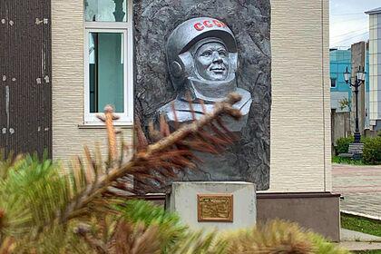 На Сахалине установили выброшенный на свалку памятник Гагарину