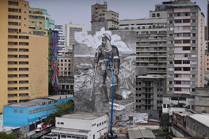 В Бразилии появился огромный арт-объект из пепла сгоревших деревьев