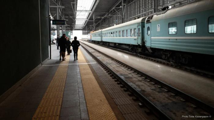 Трем пассажирским поездам разрешили посадку и высадку пассажиров на станциях СКО
                16 октября 2021, 23:38