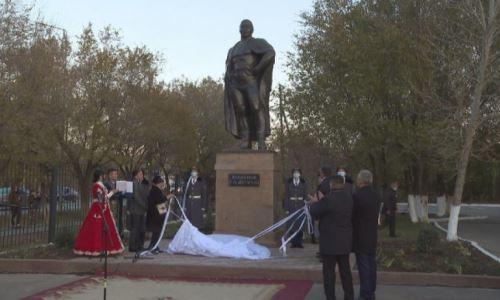 Памятник Кажимукану Мунайтпасову открыли в Нур-Султане