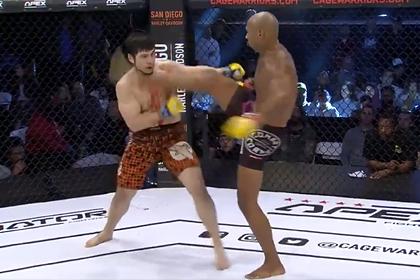 Боец MMA нокаутировал соперника редким ударом из карате