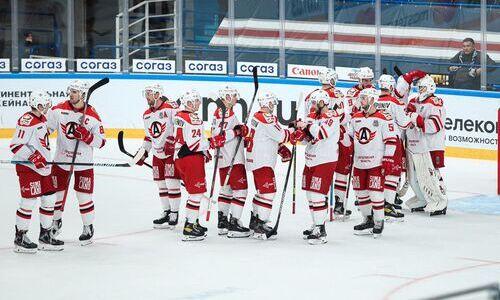 Клуб хоккеиста сборной Казахстана забил трижды и проиграл в матче КХЛ