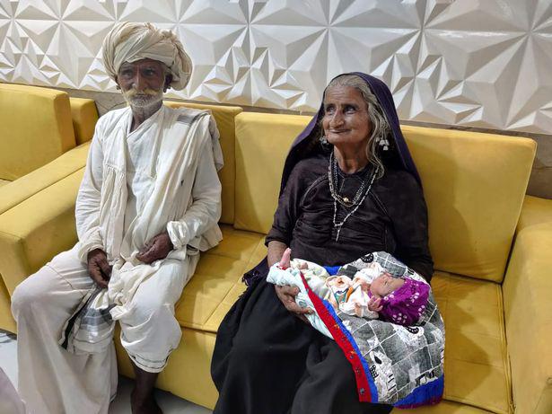 В Индии женщина в 70 лет родила первого ребенка от 75-летнего мужа