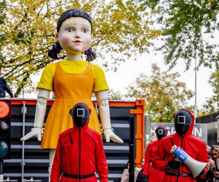 Со страшной куклой и охранниками: в Нидерландах устроили настоящую 
