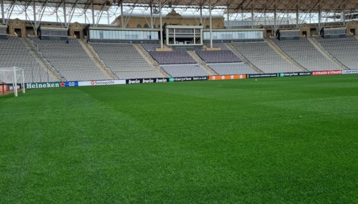 Фото. На стадионе в Баку обновили газон перед матчем «Кайрат» - «Карабах»
