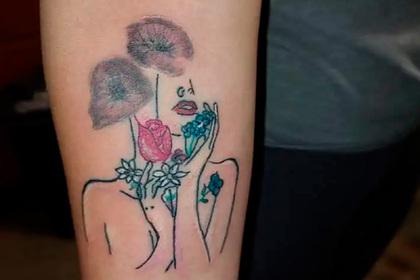 В сети разглядели непристойность в татуировке девушки с изображением цветов