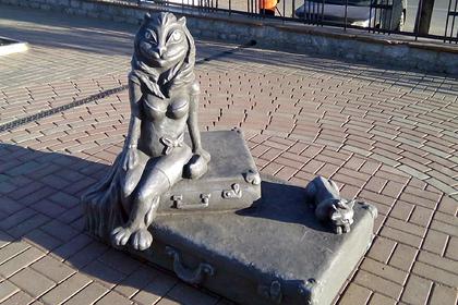 В российском городе демонтируют скандальный памятник кошке