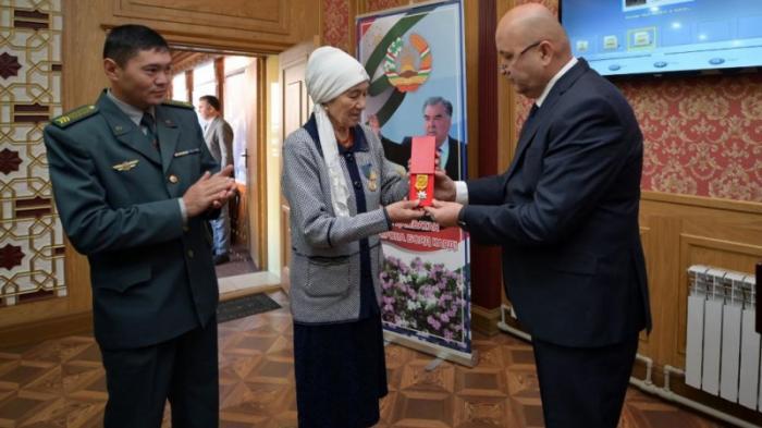 Матери погибшего 27 лет назад казахстанца вручили награду от президента Таджикистана
                21 октября 2021, 10:07