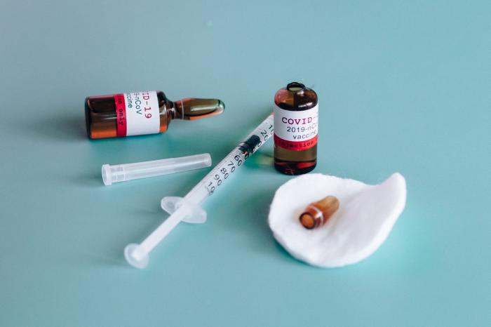 В Израиле исследование вакцины Pfizer для подростков показало 90% эффективность