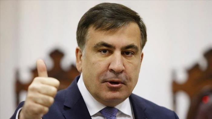 Саакашвили из тюрьмы показал сторонникам сердечко