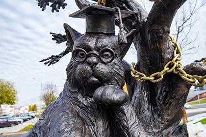 В Белгороде возле Пушкинской библиотеки установили скульптуру «Кот ученый»