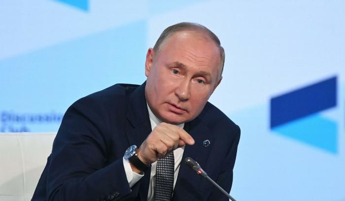 Украиной руководит группа людей вне зависимости от фамилии президента, – Путин