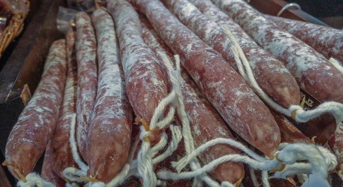 В Украину ввозят больше колбасы. На прилавках друг с другом конкурируют колбасные изделия из двух стран