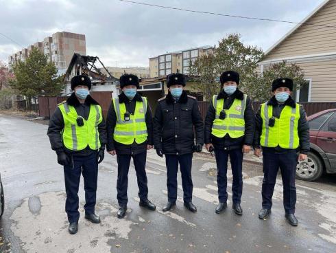 Полицейские спасли из пожара семь человек в Караганде