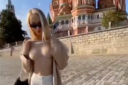 Полиция проверит видео оголившей грудь на фоне храма в центре Москвы модели