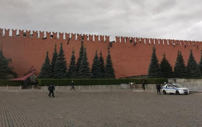 Ураганный ветер снес кусок Кремлевской стены в Москве