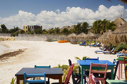 Две туристки погибли во время перестрелки в ресторане пляжного курорта
