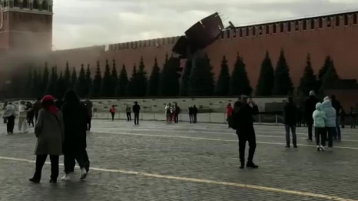 Ураганный ветер сломал зубцы на стене Кремля в Москве
                22 октября 2021, 23:28