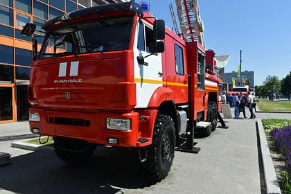 Русский Халк протащил 14-тонный пожарный КАМАЗ с водой