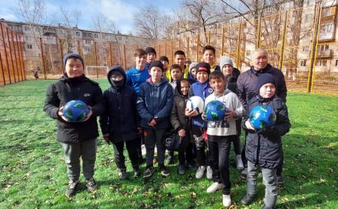 Аким города осмотрел новые футбольные поля и детские площадки в районе имени Казыбек Би
