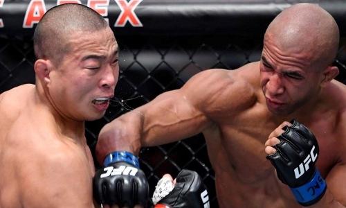 «Робокоп» зубодробительными ударами ушатал корейца в UFC. Видео нокаута