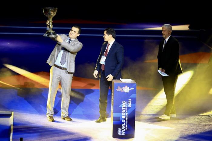 Бахтияр Артаев передал Кубок Баркера, хранившийся в Казахстане, президенту AIBA