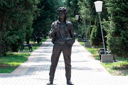 Памятник Виктору Цою в Алматы предлагают реконструировать