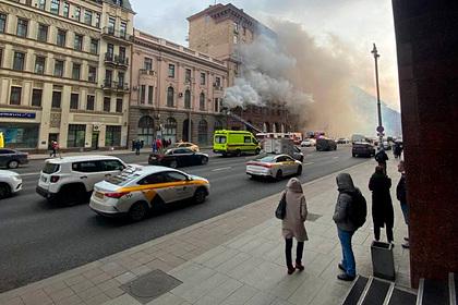 В центре Москвы загорелся дом