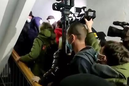 Недовольные высокими тарифами ЖКХ украинцы прорвались в здание горгаза